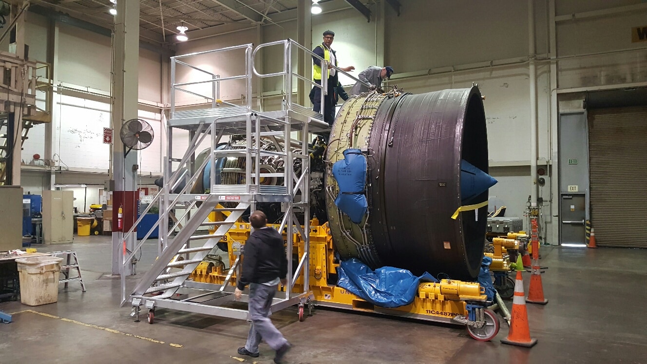 united b787 platform with curved ladder 4
