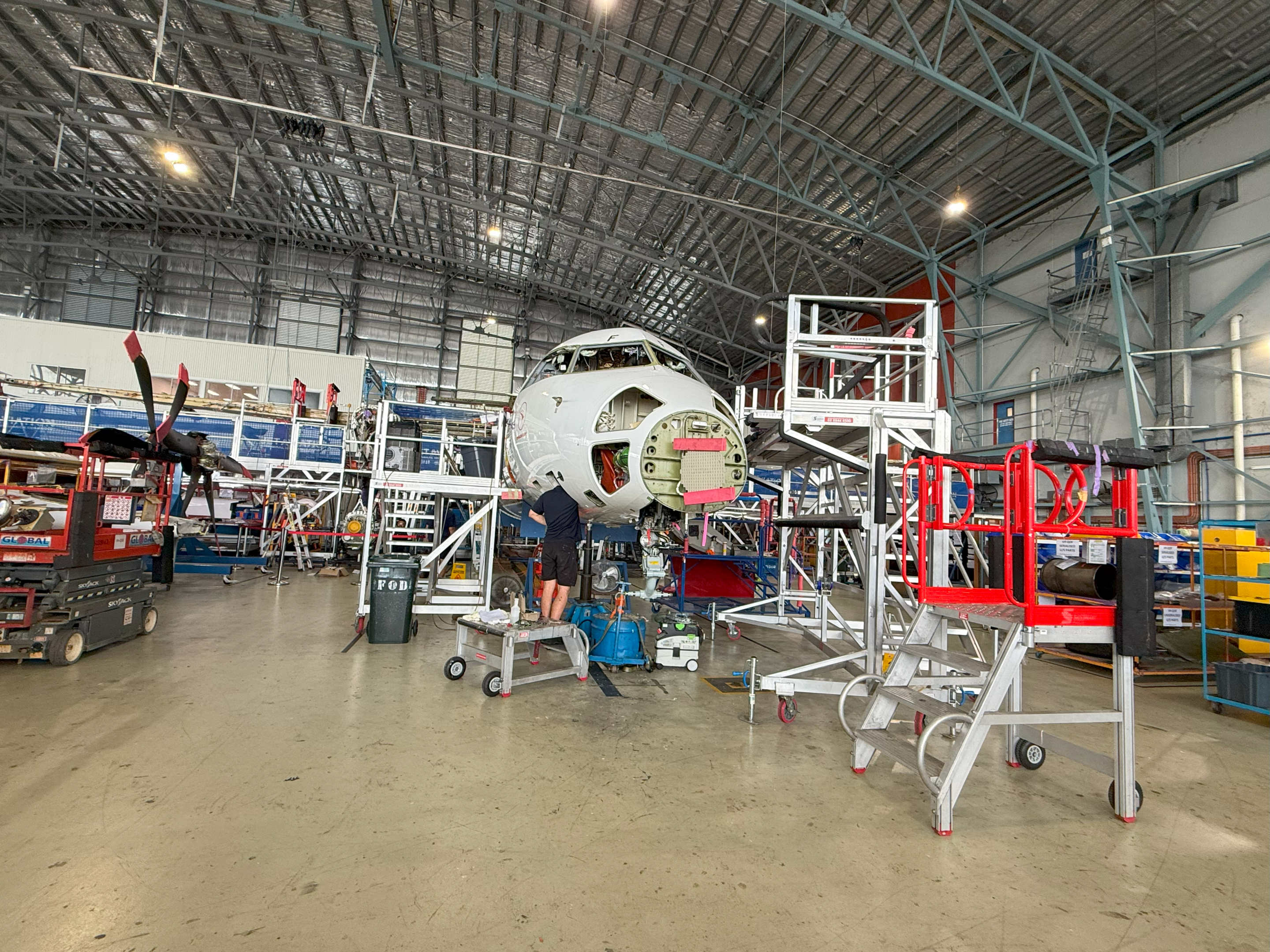 Q400 Underwing Dock aviation blog